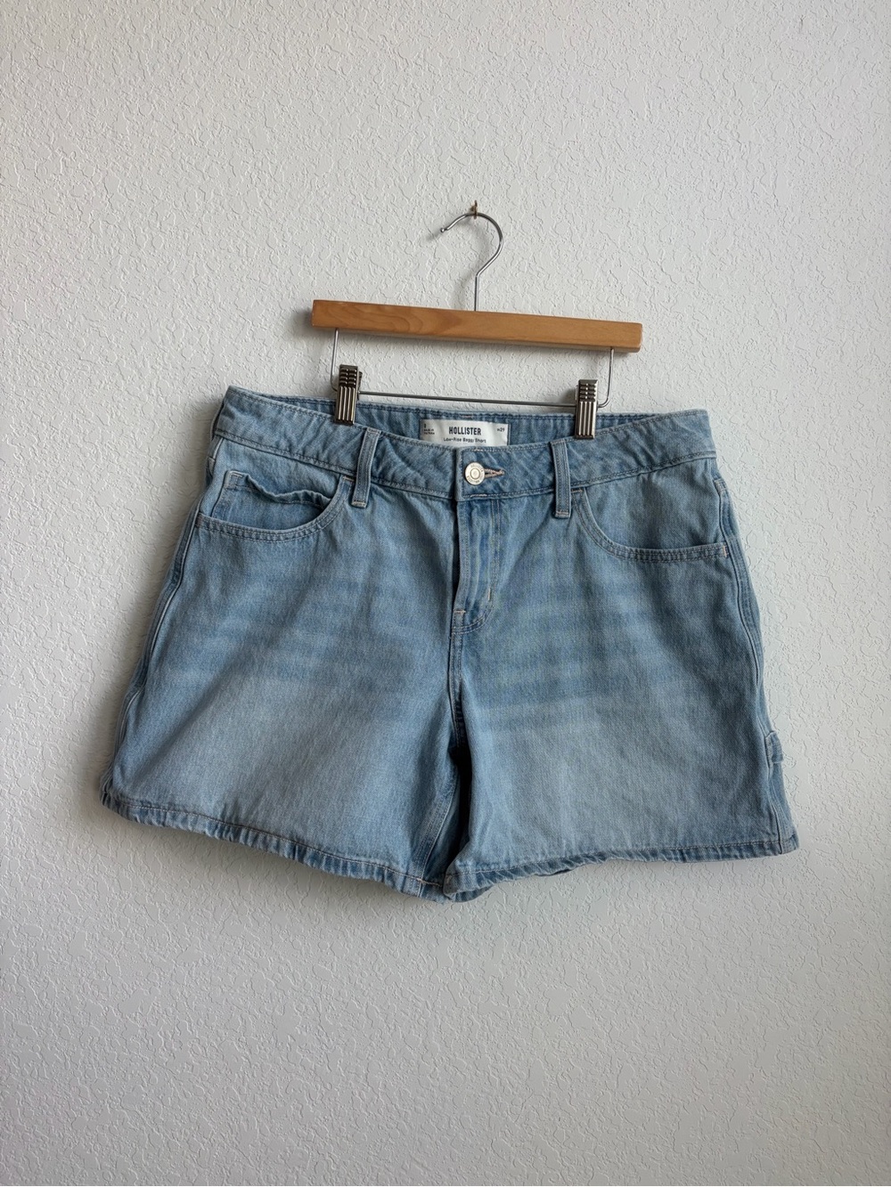 Hollister 8 Low Rise Light Wash Denim Jean Shorts